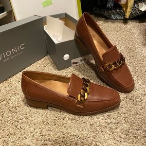 Nearly New Women’s Size 8.5 Vionic Mizelle Camel Loafers with Gold Chain